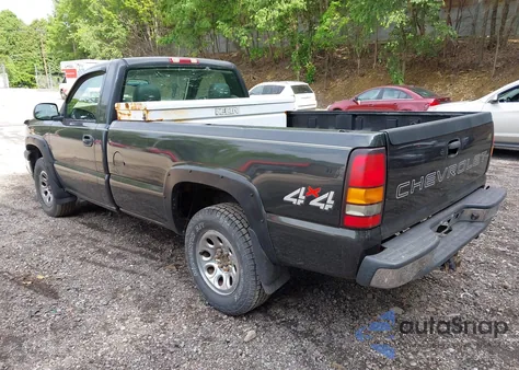 2005 Chevrolet Silverado 1500 Work Truck z USA, uszkodzony, nr VIN 1GCEK14V45Z116171
